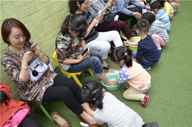 我為您洗洗腳……-西安建築科技大學附屬幼兒園